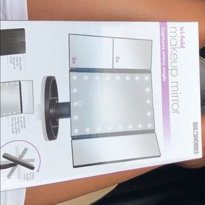 Trifold makeup mirror